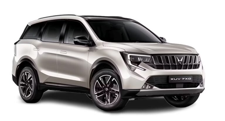Mahindra XUV 7XO Right Front Three Quarter Image